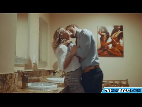 ❤️ Pe a faaosoosoina oe e se blonde busty i totonu o se faletaele lautele Vitio fa'ata'ita'i ❌️